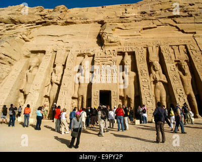 I turisti al tempio di Hathor / Nefertari ad Abu Simbel, Nubia, l'Egitto meridionale. Foto Stock