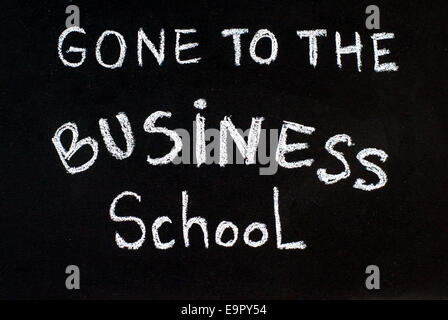 Andato alla scuola di business messaggio scritto con il gesso bianco sulla lavagna, business il concetto di apprendimento Foto Stock