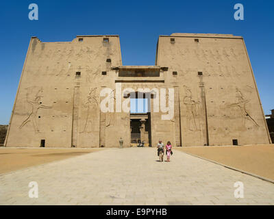 L'entrata principale del Tempio di Edfu dedicato al dio falco Horus in Egitto. Foto Stock