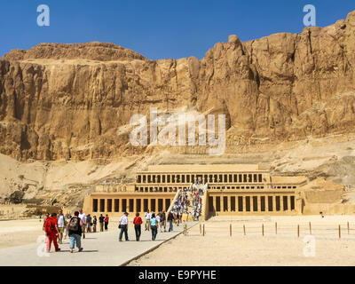 I turisti presso il Grande Tempio di Hatshepsut vicino alla Valle dei Re di Luxor in Egitto. Foto Stock