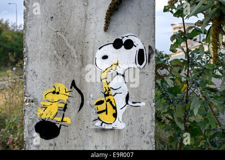 Stencil graffiti con i caratteri Snoopy e Woodstock dalle arachidi serie di cartoni animati, creato da Charles Schultz. Foto Stock
