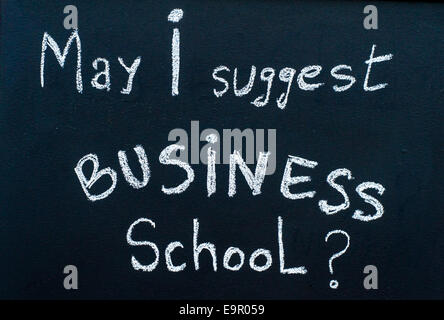 Posso suggerire business school messaggio scritto in gesso bianco sul telaio di legno lavagna, business il concetto di apprendimento Foto Stock