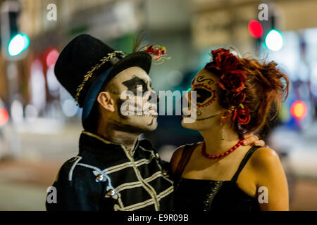 Bristol, Regno Unito. Il 31 ottobre, 2014. Bristol Zombie a piedi 2014. Zombie hoardes scendono sul credito di Bristol: Rob Hawkins/Alamy Live News Foto Stock