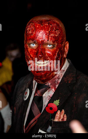 Bristol, Regno Unito. Il 31 ottobre, 2014. Bristol Zombie a piedi 2014. Senza Volto credito zombie: Rob Hawkins/Alamy Live News Foto Stock