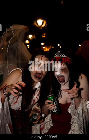 Bristol, Regno Unito. Il 31 ottobre, 2014. Bristol Zombie a piedi 2014. Zombie hoardes scendono sul credito di Bristol: Rob Hawkins/Alamy Live News Foto Stock