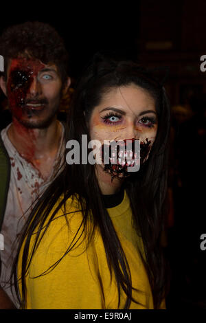 Bristol, Regno Unito. Il 31 ottobre, 2014. Bristol Zombie a piedi 2014. Zombie hoardes scendono sul credito di Bristol: Rob Hawkins/Alamy Live News Foto Stock