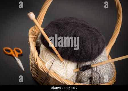 Knitting basket of mohair and other yarns with needles Foto Stock