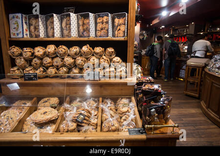 Parigi, Francia - 10 settembre 2014: Vista di prodotti da forno in mostra presso la pasticceria in Parigi Francia. Foto Stock