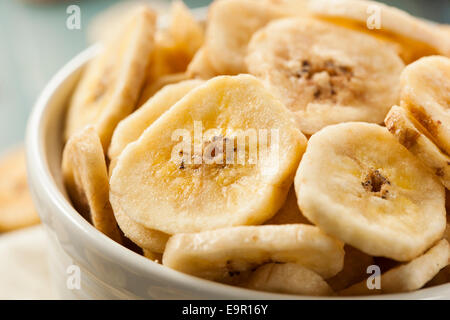 In casa Banana disidratata chip in una ciotola Foto Stock