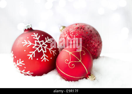 Rosso baubles di Natale su sfondo bianco Foto Stock