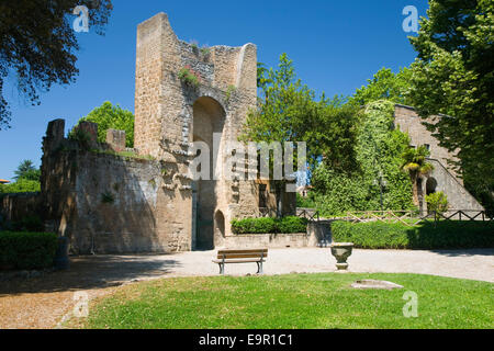 Orvieto, Umbria, Italia. Imponente entrata in pietra di tranquilli Giardini Comunali. Foto Stock