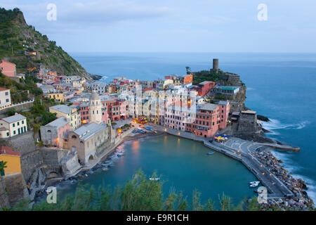 Vernazza, il Parco Nazionale delle Cinque Terre, Liguria, Italia. Vista sopra il colorato villaggio ed un porto al tramonto. Foto Stock