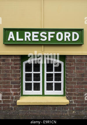 Stazione ferroviaria segno sulla casella segnale all'Alresford Crescione linea nel nuovo Alresford, Hampshire, Inghilterra, Regno Unito Foto Stock