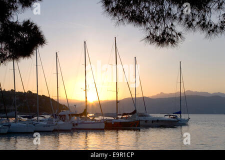 Portovenere Liguria, Italia. Vista sulla marina di sunrise. Foto Stock