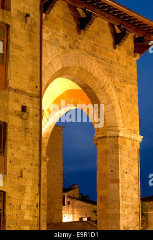 San Gimignano, Toscana, Italia. Accesa la loggia del Palazzo Comunale in Piazza del Duomo. Foto Stock