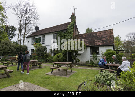 La bussola Inn pub situato sulle rive del fiume Itchen nel pittoresco villaggio di Ovington, Hampshire, Inghilterra, Regno Unito Foto Stock