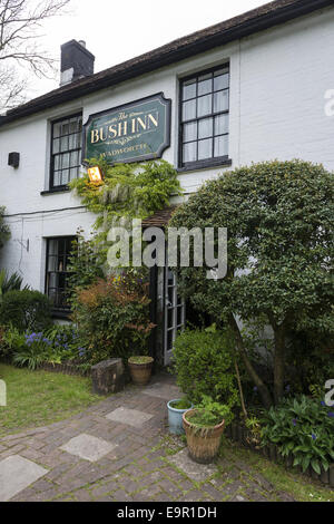 La bussola Inn pub situato sulle rive del fiume Itchen nel pittoresco villaggio di Ovington, Hampshire, Inghilterra, Regno Unito Foto Stock