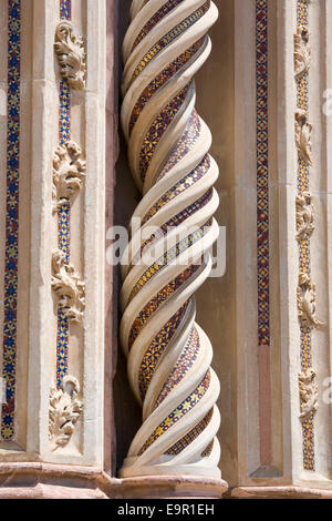 Orvieto, Umbria, Italia. Riccamente decorata con colonna a spirale sulla facciata della cattedrale. Foto Stock