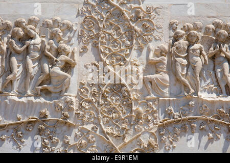 Orvieto, Umbria, Italia. Intricate sculture bassorilievo raffigurante l'ultima sentenza sulla facciata della cattedrale. Foto Stock