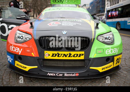 Belfast, Irlanda del Nord. Il 31 ottobre 2014. British Touring Car champion Colin Turkington è stata a Belfast con la sua eBay Motori Foto Stock