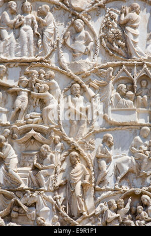 Orvieto, Umbria, Italia. Intricate sculture bassorilievi raffiguranti scene del Nuovo Testamento sulla facciata della cattedrale. Foto Stock