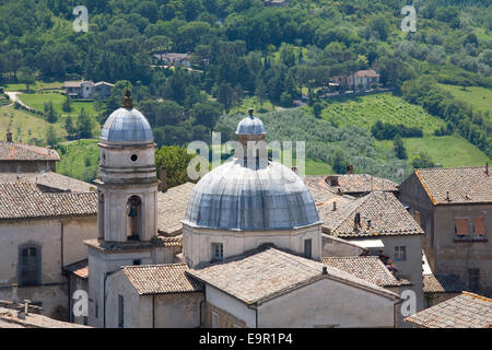 Orvieto, Umbria, Italia. Vista sui tetti dalla Torre del Moro, a cupola e il campanile a torre del Seminario Vescovile prominente. Foto Stock
