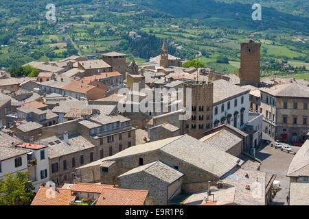 Orvieto, Umbria, Italia. Vista sui tetti dalla Torre del Moro, 12 facciate torre campanaria della chiesa di Sant'Andrea prominente. Foto Stock