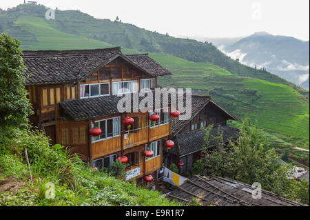 Mountain Lodge, Longsheng riso terrazza, Dragon's Backbone, Longji, Cina. Foto Stock