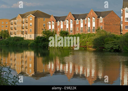 Una moderna evoluzione di appartamenti e case sulle rive del fiume Nene, Northampton, Regno Unito Foto Stock