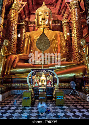 Il XIV secolo statua del Buddha al Wat Phanan Choeng tempio in Ayutthaya, Thailandia.