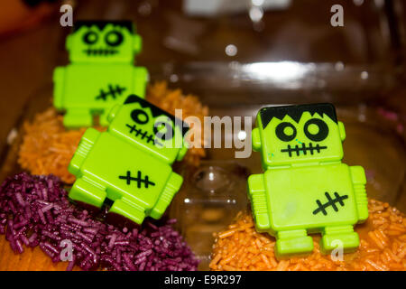 Zombie decorazioni su Halloween tortine con un pizzico. Foto Stock