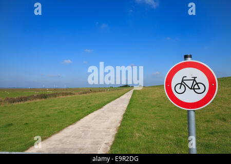 No Escursioni in bicicletta lungo la diga al Dollard in Ostfriesland, Germania settentrionale Foto Stock
