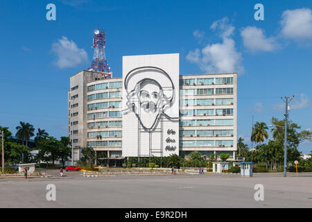 [Solo uso editoriale] edificio del Ministero dell informatica e le comunicazioni a l'Avana, Cuba Foto Stock