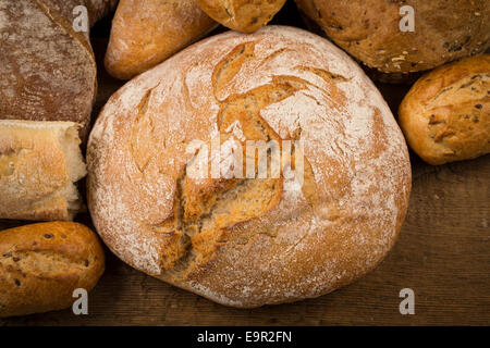 Close-up di pane tradizionale su un tavolo di legno Foto Stock