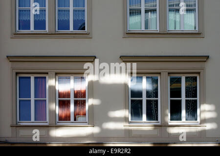 Giochi di luce su un muro di casa Foto Stock