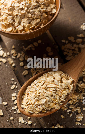 Materie organiche avena a secco in una ciotola Foto Stock