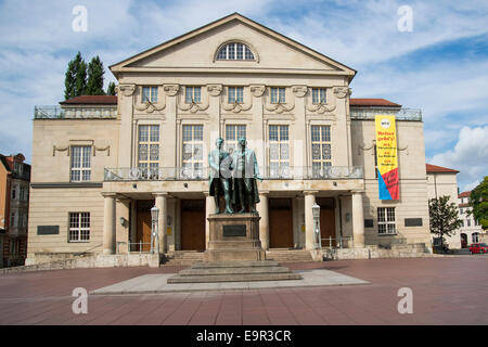 Il monumento Goethe-Schiller di fronte al Deutsches National Theater e Staatskapelle Wiemar, Weimar, Germania, Europa Foto Stock