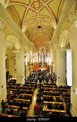 Un inizio di composizione dal tenore argentino José Cura, Stabat mater, è stato presentato in anteprima mondiale al St Nicholas Cathedral in Ceske Budejovice oggi, il 31 ottobre 2014, all'interno di un programma organizzato alla vigilia del giorno di Tutti i Santi del. Cura stava considerando la possibilità di condurre l'orchestra stesso, ma finalmente ha deciso di lasciare il testimone a Maria De Rose, direttore dell'orchestra del South Bohemian Teatro dell'opera. Stabat Mater è parte dell'oratorio Ecce homo che cura composta nel 1988 quando aveva 25 anni. (CTK foto/Vaclav Pancer) Foto Stock