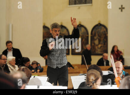 Un inizio di composizione dal tenore argentino José Cura, Stabat mater, è stato presentato in anteprima mondiale al St Nicholas Cathedral in Ceske Budejovice oggi, il 31 ottobre 2014, all'interno di un programma organizzato alla vigilia del giorno di Tutti i Santi del. Cura stava considerando la possibilità di condurre l'orchestra stesso, ma finalmente ha deciso di lasciare il testimone a Maria De Rose (nella foto), direttore dell'orchestra del South Bohemian Teatro dell'opera. Stabat Mater è parte dell'oratorio Ecce homo che cura composta nel 1988 quando aveva 25 anni. (CTK foto/Vaclav Pancer) Foto Stock