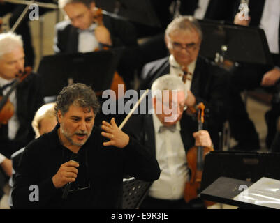 Un inizio di composizione dal tenore argentino José Cura (sinistra), Stabat mater, è stato presentato in anteprima mondiale al St Nicholas Cathedral in Ceske Budejovice oggi, il 31 ottobre 2014, all'interno di un programma organizzato alla vigilia del giorno di Tutti i Santi del. Cura stava considerando la possibilità di condurre l'orchestra stesso, ma finalmente ha deciso di lasciare il testimone a Maria De Rose, direttore dell'orchestra del South Bohemian Teatro dell'opera. Stabat Mater è parte dell'oratorio Ecce homo che cura composta nel 1988 quando aveva 25 anni. (CTK foto/Vaclav Pancer) Foto Stock