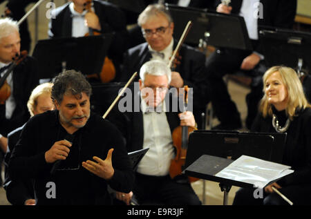 Un inizio di composizione dal tenore argentino José Cura (sinistra), Stabat mater, è stato presentato in anteprima mondiale al St Nicholas Cathedral in Ceske Budejovice oggi, il 31 ottobre 2014, all'interno di un programma organizzato alla vigilia del giorno di Tutti i Santi del. Cura stava considerando la possibilità di condurre l'orchestra stesso, ma finalmente ha deciso di lasciare il testimone a Maria De Rose, direttore dell'orchestra del South Bohemian Teatro dell'opera. Stabat Mater è parte dell'oratorio Ecce homo che cura composta nel 1988 quando aveva 25 anni. (CTK foto/Vaclav Pancer) Foto Stock