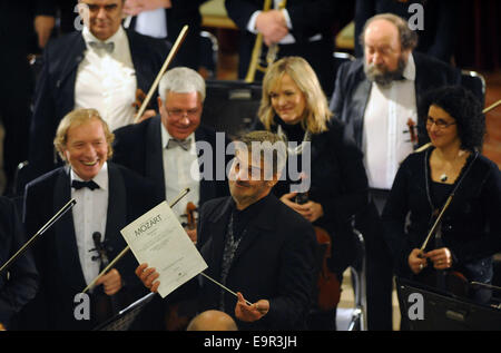 Un inizio di composizione dal tenore argentino José Cura, Stabat mater, è stato presentato in anteprima mondiale al St Nicholas Cathedral in Ceske Budejovice oggi, il 31 ottobre 2014, all'interno di un programma organizzato alla vigilia del giorno di Tutti i Santi del. Cura stava considerando la possibilità di condurre l'orchestra stesso, ma finalmente ha deciso di lasciare il testimone a Maria De Rose (centro), direttore dell'orchestra del South Bohemian Teatro dell'opera. Stabat Mater è parte dell'oratorio Ecce homo che cura composta nel 1988 quando aveva 25 anni. (CTK foto/Vaclav Pancer) Foto Stock