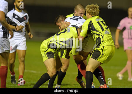 Galashiels, Regno Unito. 31 ott 2014. Campionato europeo di Rugby League Campionato Europeo Scozia RL vs Francia XII, Netherdale Galashiels Mickael SIMON (St-Estève XIII catalano) ( Francia ) FFRXIII fermato nella sua tracce (L) Ben Hellewell (Featherstone Rovers) ( Scozia RL ) e Josh Barlow (Swinton Lions) ( Scozia RL ) (foto: Rob grigio) Credito: Rob grigio/Alamy Live News Foto Stock