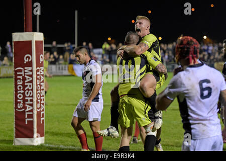 Galashiels, Regno Unito. 31 ott 2014. Campionato europeo di Rugby League Campionato Europeo Scozia RL vs Francia XII, Netherdale Galashiels Jonathan Walker (Leigh) ( Scozia RL ) (10) provare a marcatore celebra con Danny Addy (Bradford tori) ( Scozia RL ) dopo una prova nel morire secondi. Fulltime 22-38 (Foto: Rob grigio) Credito: Rob grigio/Alamy Live News Foto Stock