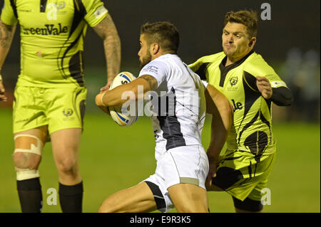 1Galashiels, Regno Unito. 31 ott 2014. Campionato europeo di Rugby League Campionato Europeo Scozia RL vs Francia XII, Netherdale Galashiels Danny Brough (Capitano) (Huddersfield Giants) ( Scozia RL ) circa a balzare a Matthias PALA ( Francia ) FFRXIII (Foto: Rob grigio) Credito: Rob grigio/Alamy Live News Foto Stock