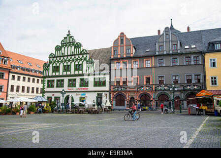 La piazza del mercato con alcuni 16esimo secolo Rinascimento le case patrizie, Weimar, stato federale del Land di Turingia, Germania, Europa Foto Stock