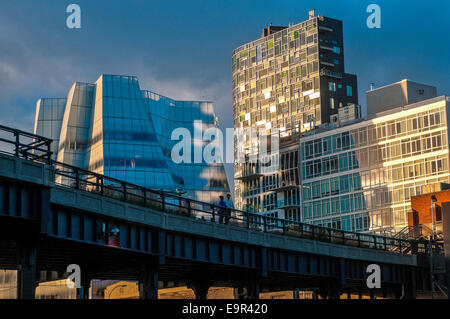 New York, NY - 7 Settembre 2009 - La linea Alta costeggia Frank Gehry il centro IAC nel lontano ovest Chelsea. ©Stacy Rosenstock Walsh/Alamy Foto Stock