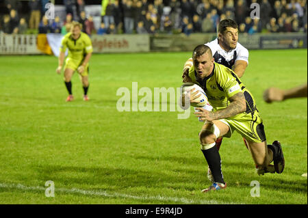 Galashiels, Regno Unito. 31 ott 2014. Campionato europeo di Rugby League Campionato Europeo Scozia RL vs Francia XII, Netherdale Galashiels a tempo pieno 22-38 Jonathan Walker (Leigh) ( Scozia RL ) passa per una prova del morire minuti (Foto: Rob grigio) Credito: Rob grigio/Alamy Live News Foto Stock