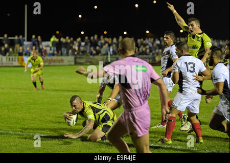 Galashiels, Regno Unito. 31 ott 2014. Campionato europeo di Rugby League Campionato Europeo Scozia RL vs Francia XII, Netherdale Galashiels a tempo pieno 22-38 Jonathan Walker (Leigh) ( Scozia RL ) passa per una prova del morire minuti (Foto: Rob grigio) Credito: Rob grigio/Alamy Live News Foto Stock