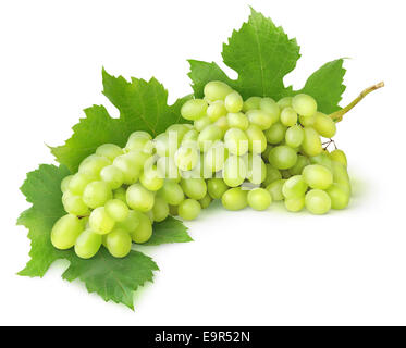 Uva verde con foglie isolato su bianco Foto Stock